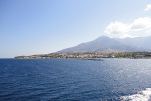 Το λιμάνι της Σαμοθράκης, η Καμαριώτισσα. Πίσω το βουνό Σάος 'η Φεγγάρι (1.611 μέτρα).