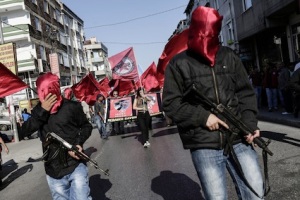 Τα φέρετρα νεκρών από την τρομοκρατική επίθεση στο Σουρούτς το περασμένο καλοκαίρι μεταφέρονται στο τζέμεβι του Γκαζί, με τη συνοδεία ένοπλων ακροαριστερών. http://www.ibtimes.co.uk/turkey-more-riots-rage-marxist-gazi-stronghold-after-death-female-activist-gunay-ozaslan-1512637